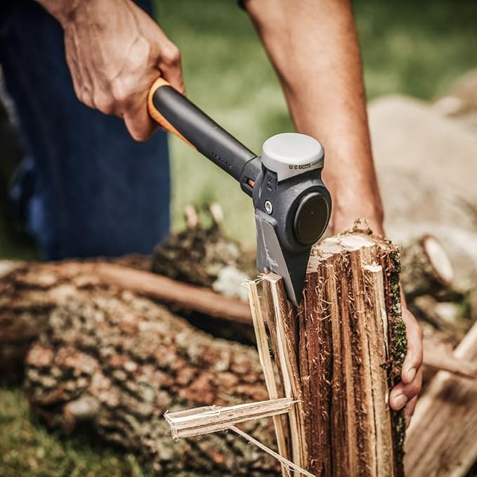 Fiskars Pro IsoCore Maul - 2.5-Pound Wood Splitter for Small Size Logs and Kindling with Shock-Absorbing Handle - Black/Orange