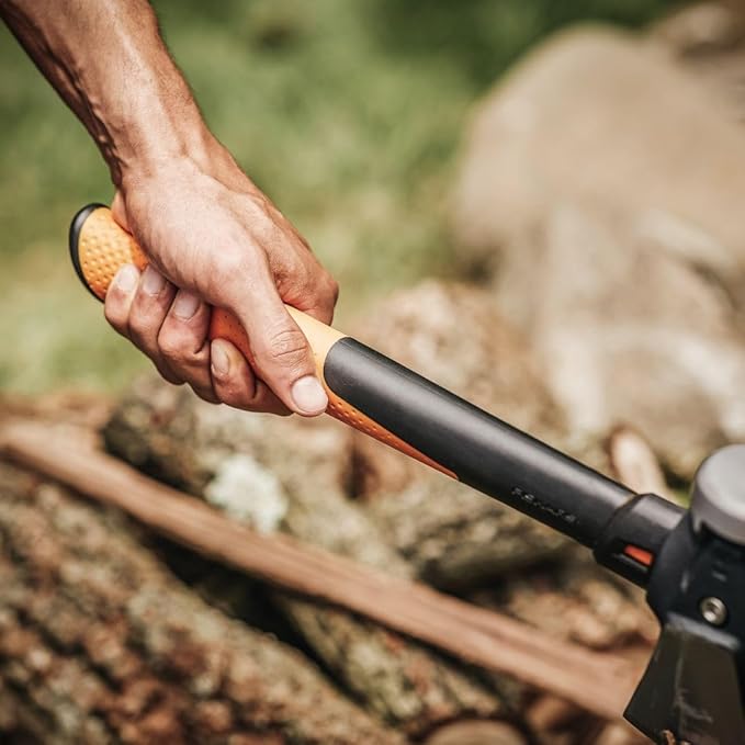 Fiskars Pro IsoCore Maul - 2.5-Pound Wood Splitter for Small Size Logs and Kindling with Shock-Absorbing Handle - Black/Orange