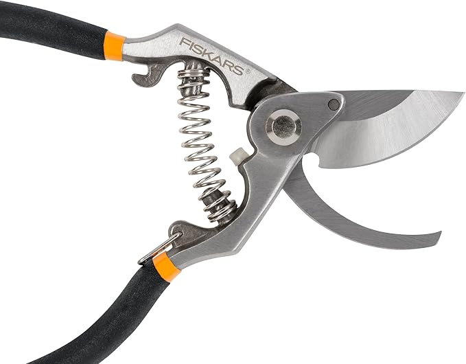 FISKARS® Forged Steel Bypass Pruner - Ultra-Durable, Ergonomic Design for Comfortable Use while Gardening - Cut and Prune Stems and Light Branches up to ¾” diameter - 375 Years of Quality