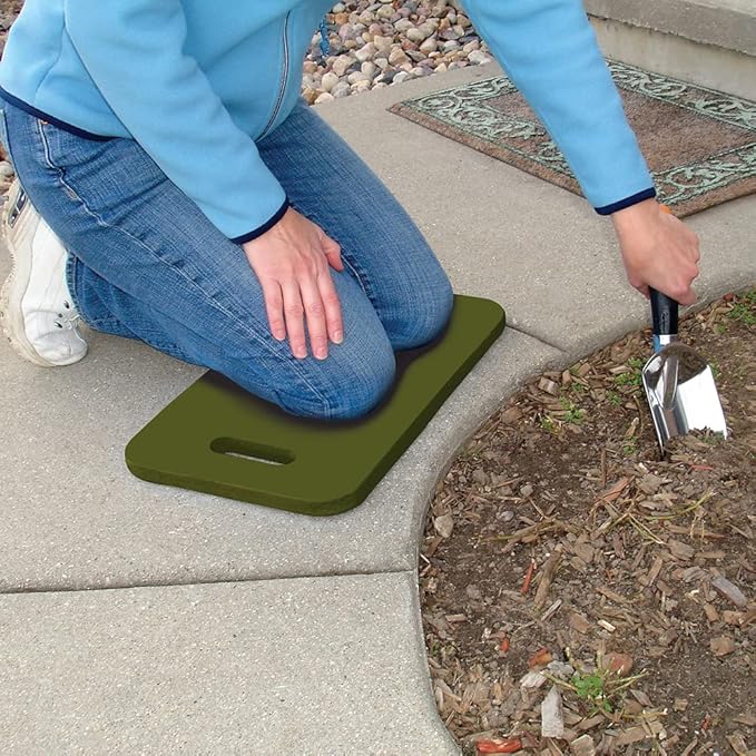 Fiskars Garden Kneeling Pad, 11" x 18" Lightweight and Thick EVA Foam Knee Cushion with Handle for Gardening, Cleaning, or Construction - Moisture and Rip Resistant, Gardening Supplies, Green