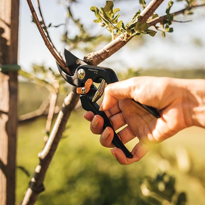 Fiskars Home Essentials Tool Kit with PowerGear Lopper, Shears, Bypass Pruner, Folding Saw with 2 Blades, IsoCore Hammer, and Utility Knife, for Indoor Use and Outdoor Gardening (6 Piece Kit)