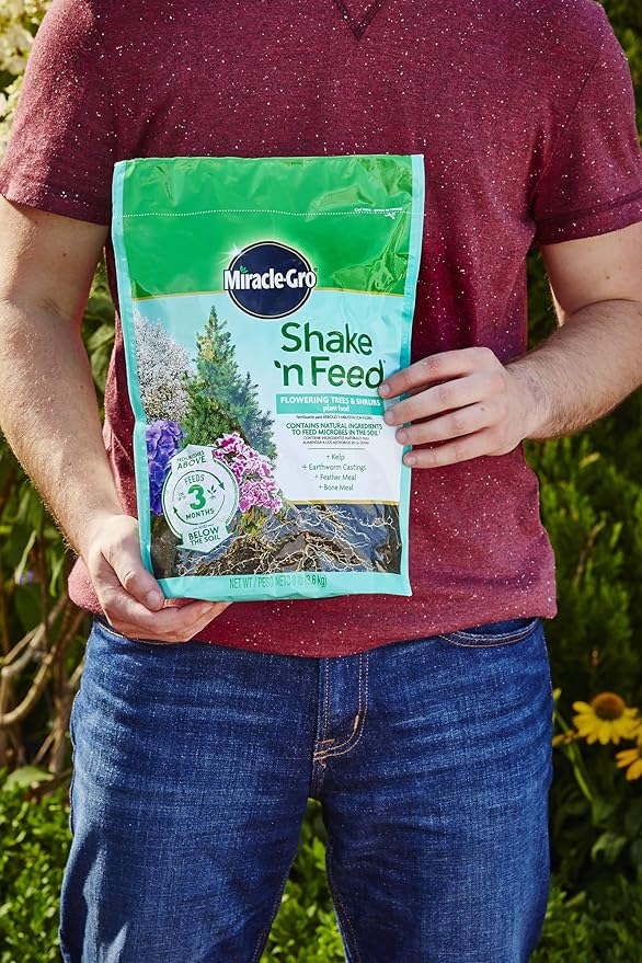 Miracle-Gro Shake 'N Feed Flowering Trees and Shrubs Plant Food, For In-Ground and Container Plants, Acid-Loving Flowering Plants, 8 lbs.