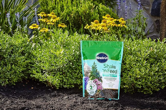 Miracle-Gro Shake 'N Feed Flowering Trees and Shrubs Plant Food, For In-Ground and Container Plants, Acid-Loving Flowering Plants, 8 lbs.