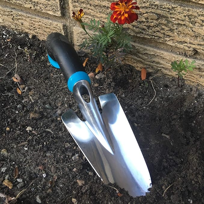Radius Garden 100 Aluminium Hand Trowel - Rust-Proof – Latex-Free– Comfortable Grip- Lightweight- for Planting, Weeding and Digging, Original Green
